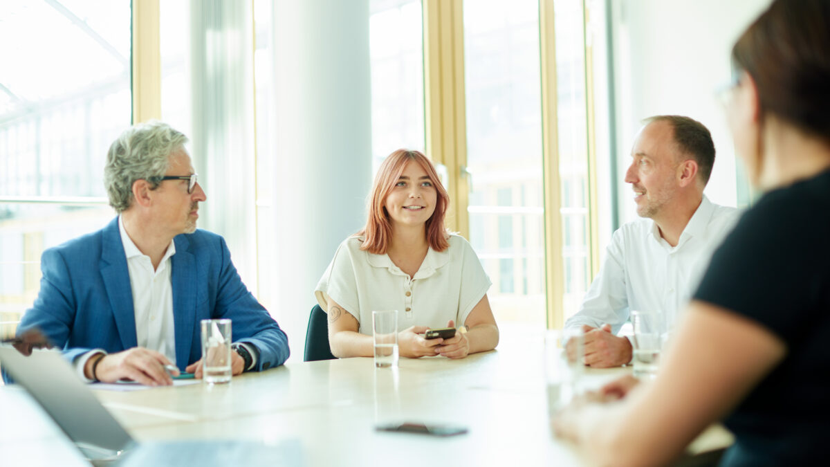Vier Mitarbeitende am Tisch