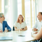 Vier Mitarbeitende am Tisch